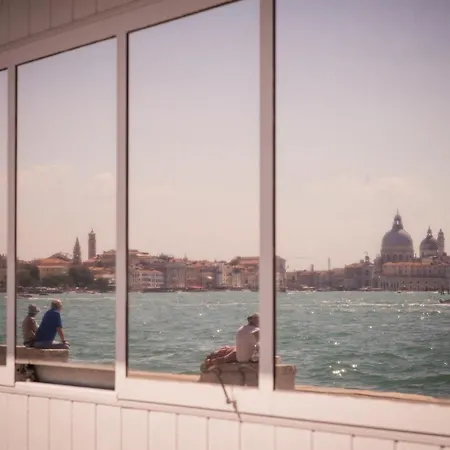 Biennale Bianco & Rosso Apartamento
